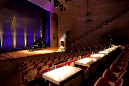 Impression des menschenleeren Richard-Jakoby-Saals der Hochschule für Musik, Theater und Medien Hannover beim Wettbewerb mit den Jurytischen in den Zuschauerreihen