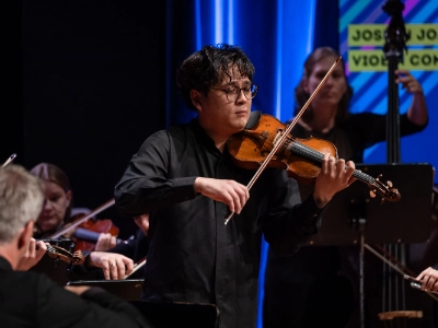 Alexander Won-Ho Kim, Semifinalist des Joseph Joachim Violinwettbewerbs, steht auf der Bühne und spielt Violine.