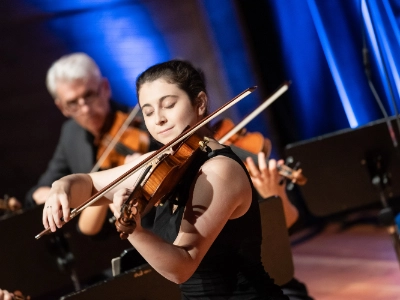 Louisa Staples, Semifinalistin des Joseph Joachim Violinwettbewerbs 2024, spielt gemeinsam mit weiteren Musikern auf der Bühne des Richard Jakoby Saals in der Hochschule für Musik, Theater und Medien Hannover.