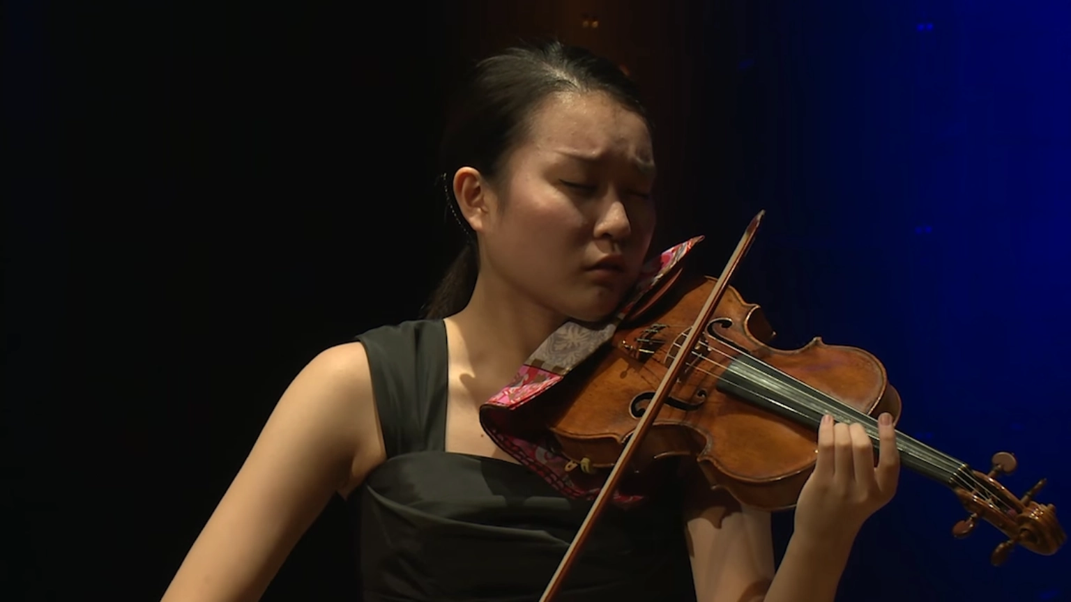 Ayana Tsuji spielt 2015 das Auftragswerk von David Coleman „Cut-Up” im Richard Jacoby Saal der Hochschule für Musik, Theater und Medien Hannover.