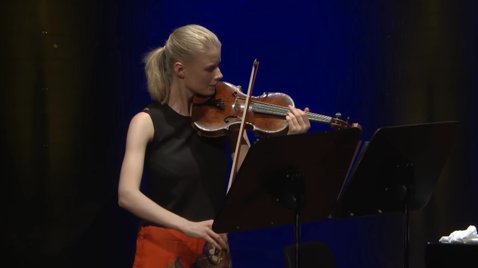 Cosima Soulez Larivière bei der Uraufführung des Auftragswerkes 2018 „Hauch” von Rebecca Saunders im Richard Jakoby Saal der Hochschule für Musik, Theater und Medien Hannover