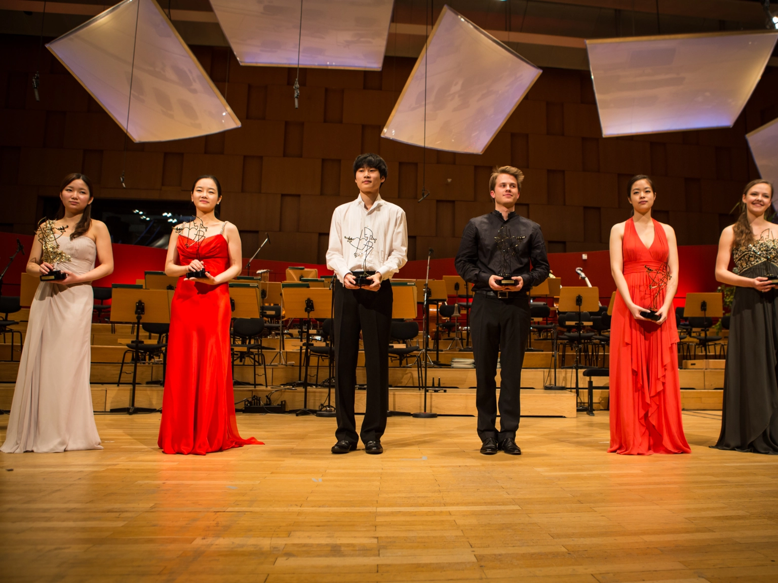 Die Preisträger*innen 2012 in festlicher Abendgarderobe auf der Bühne des Großen Sendesaals des NDR. Von links nach rechts: Airi Suzuki, Bomsori Kim, In Mo Yang, Tobias Feldmann, Dami Kim und Alexandra Conunova.