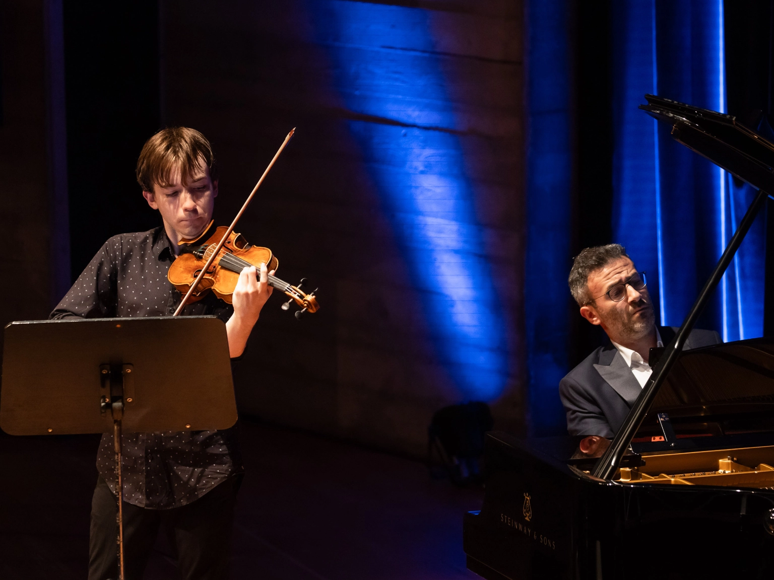 Violinist Jacques Forestier spielt gemeinsam mit Pianist Boris Kusnezow beim Joseph Joachim Violinwettbewerb 2024.