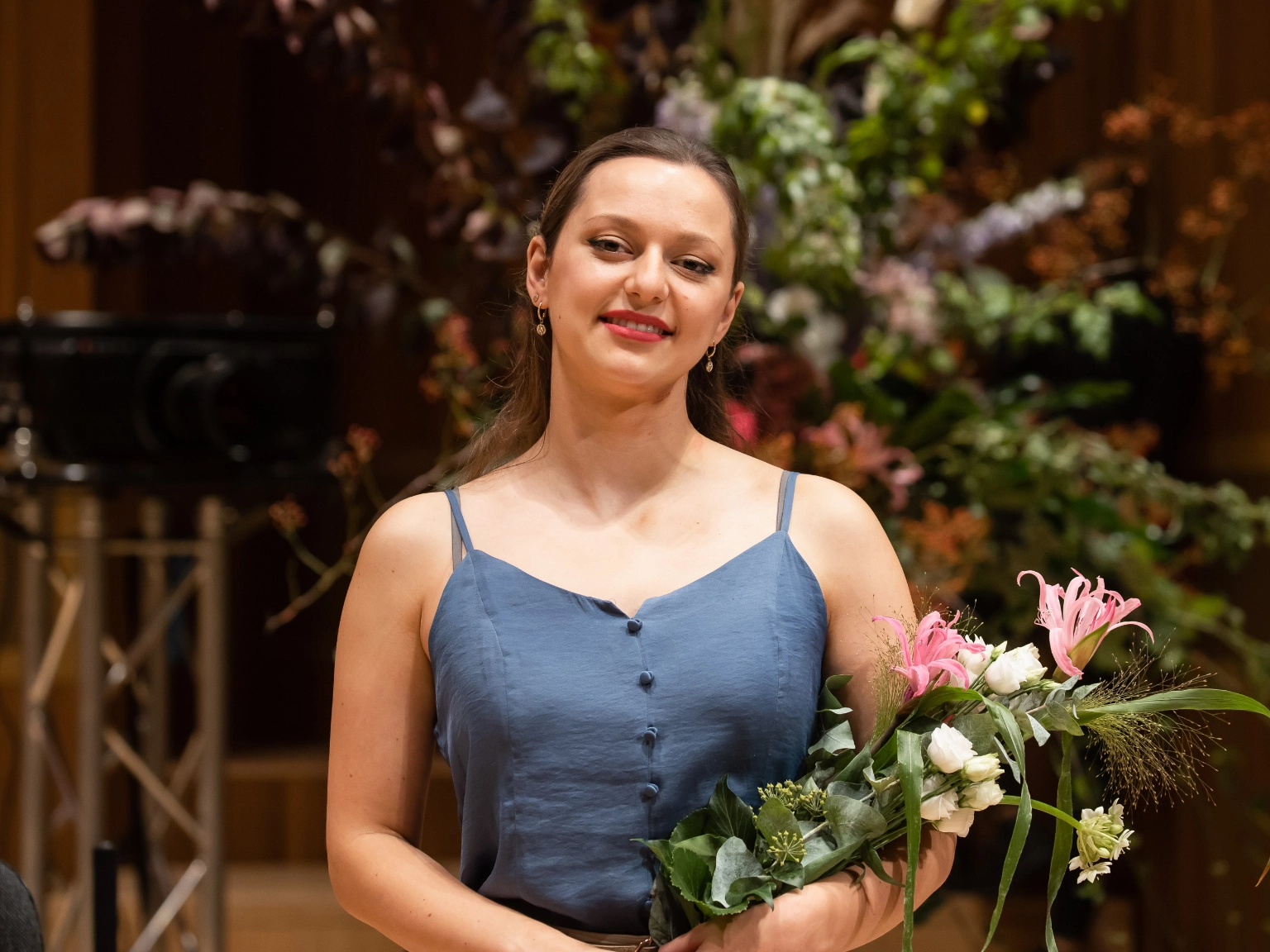 Die Preisträgerin des Joseph Joachim Wettbewerbs 2021, Maria Ioudenitch, bei der Preisverleihung. Sie hält Blumen im Arm und lächelt in die Kamera.