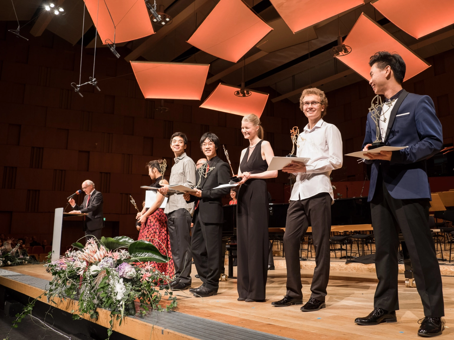 Die Preisträger*innen 2018 auf der Bühne des Großen Sendesaals des NDR. Von links nach rechts: Youjin Lee, Leonard Fu, Rennosuke Fukuda, Cosima Soulez Larivière, Dmytro Udovychenko und Timothy Chooi.<br/>