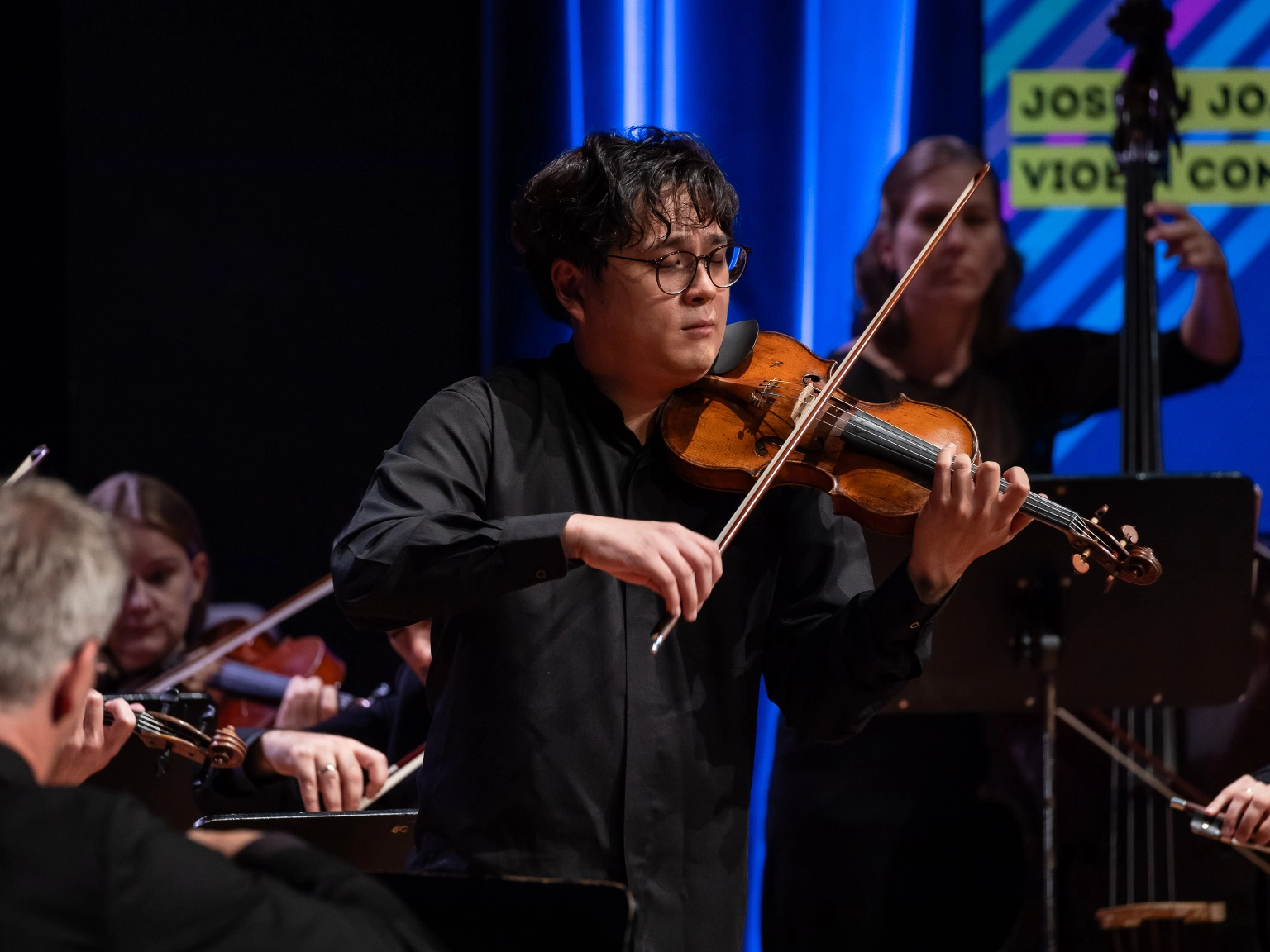 Alexander Won-Ho Kim, Semifinalist des Joseph Joachim Violinwettbewerbs, steht auf der Bühne und spielt Violine.