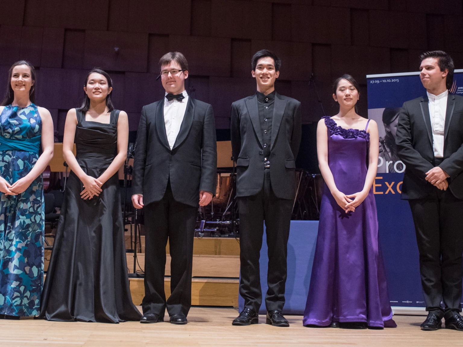 Die Preisträger*innen des Violinwettbewerbs 2015 auf der Bühne des Großen Sendesaals des NDR. Von links nach rechts in Abendkleidung zu sehen: Amalia Hall, Ayana Tsuji, Benjamin Marquise Gilmore, Richard Lin, Shion Minami und der 1. Preisträger Sergey Dogadin.