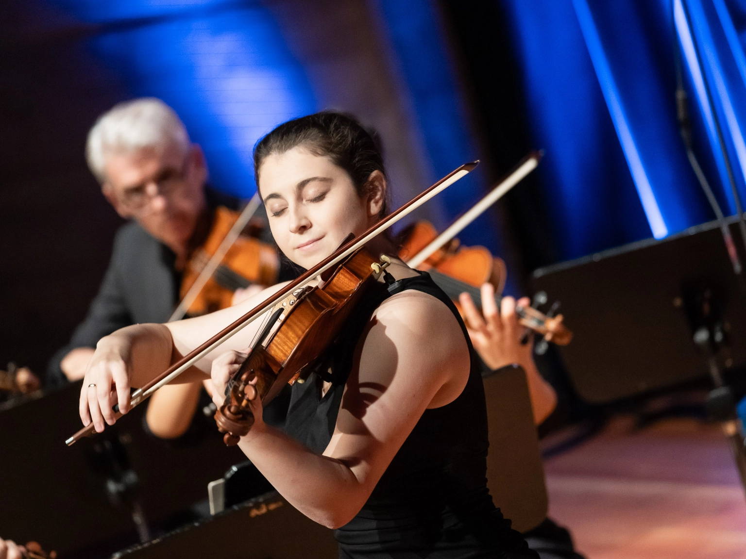 Louisa Staples, Semifinalistin des Joseph Joachim Violinwettbewerbs 2024, spielt gemeinsam mit weiteren Musikern auf der Bühne des Richard Jakoby Saals in der Hochschule für Musik, Theater und Medien Hannover.