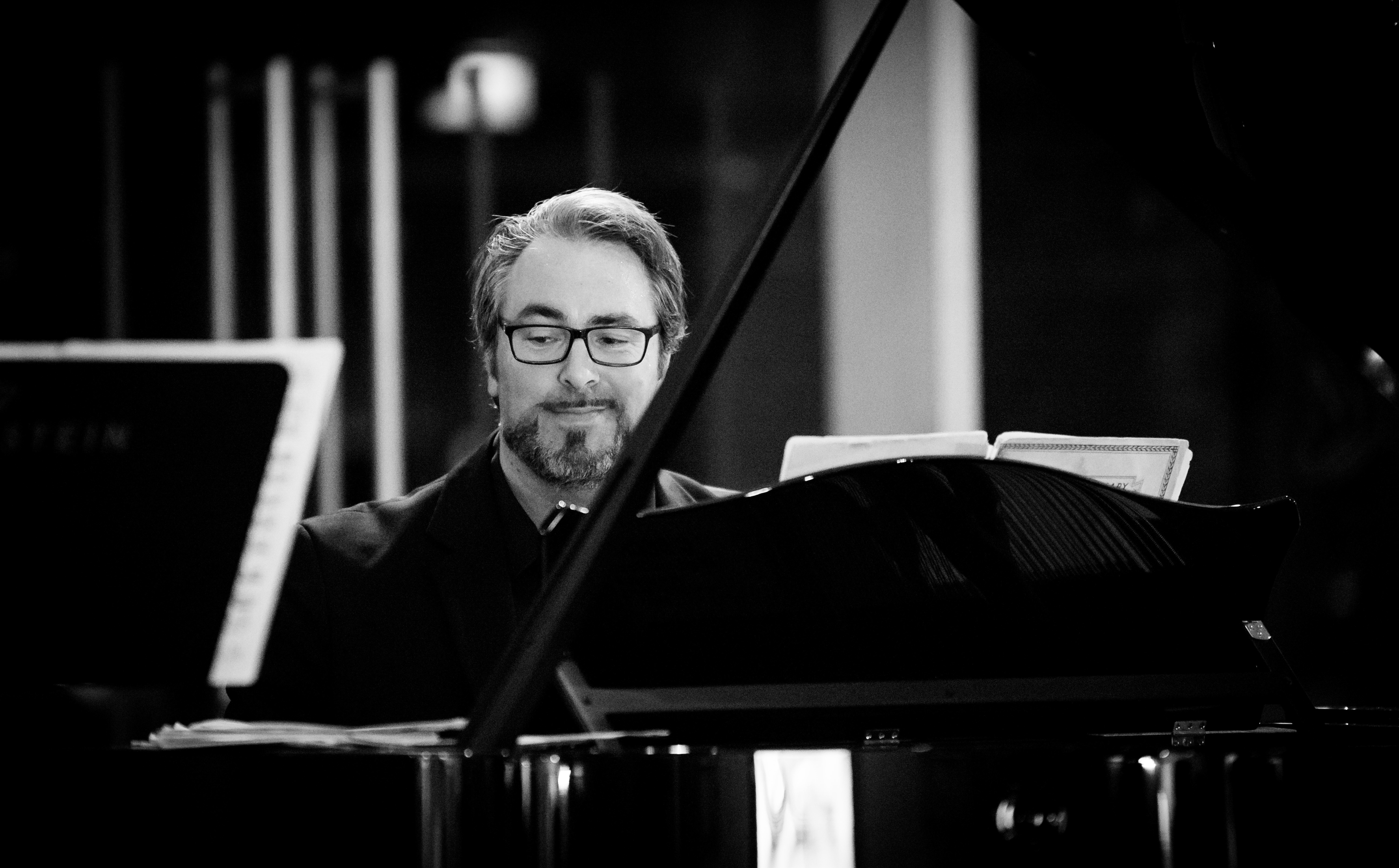 Porträt Thomas Hoppe. Der Pianist Thmoas Hoppe begleitet den Joseph Joachim Violinwettbewerb 2024 als Konzertpartner.