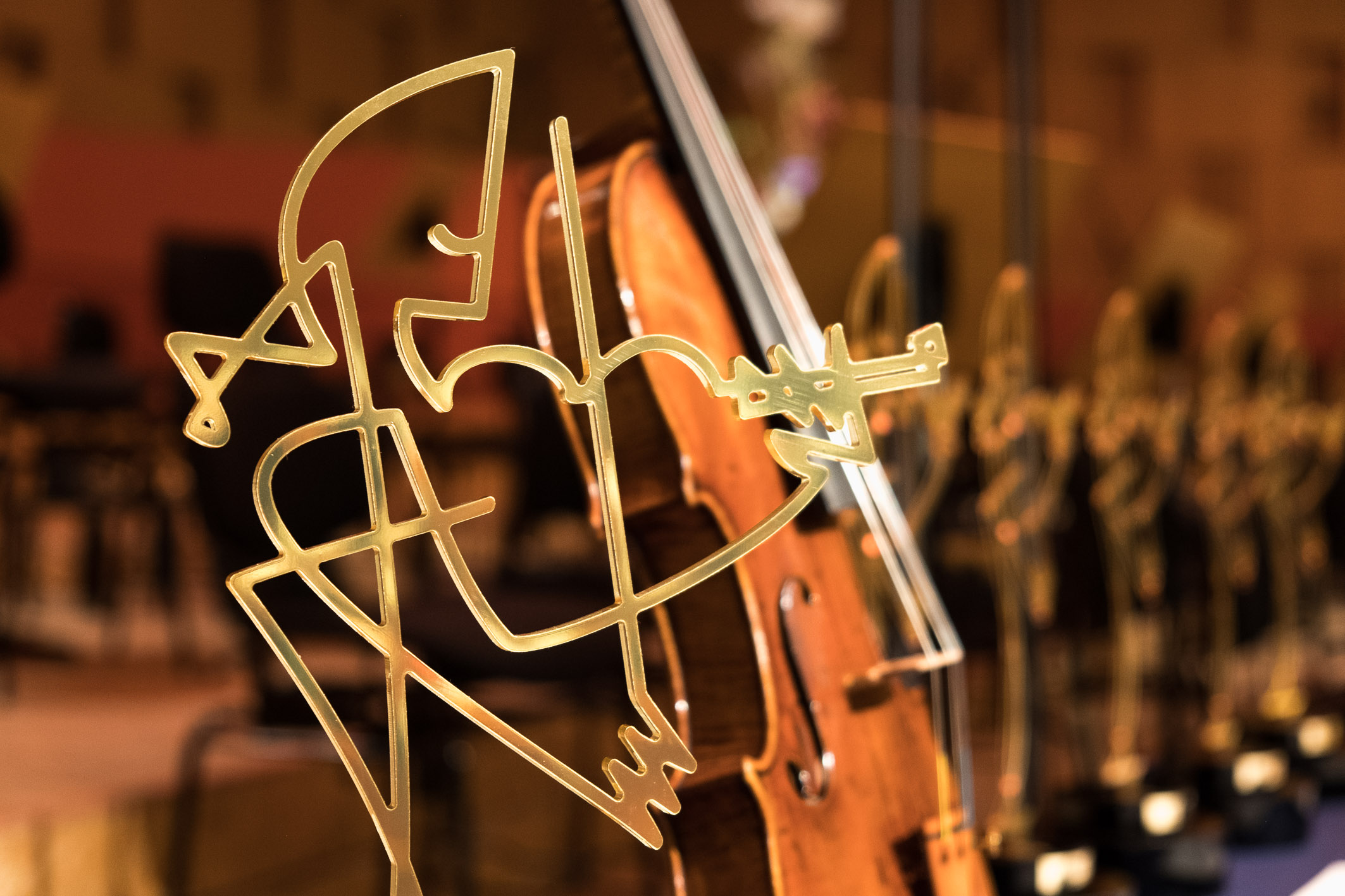 Goldene Preisstatuette des Violinwettbewerbs, gestaltet von Sebastian Peetz