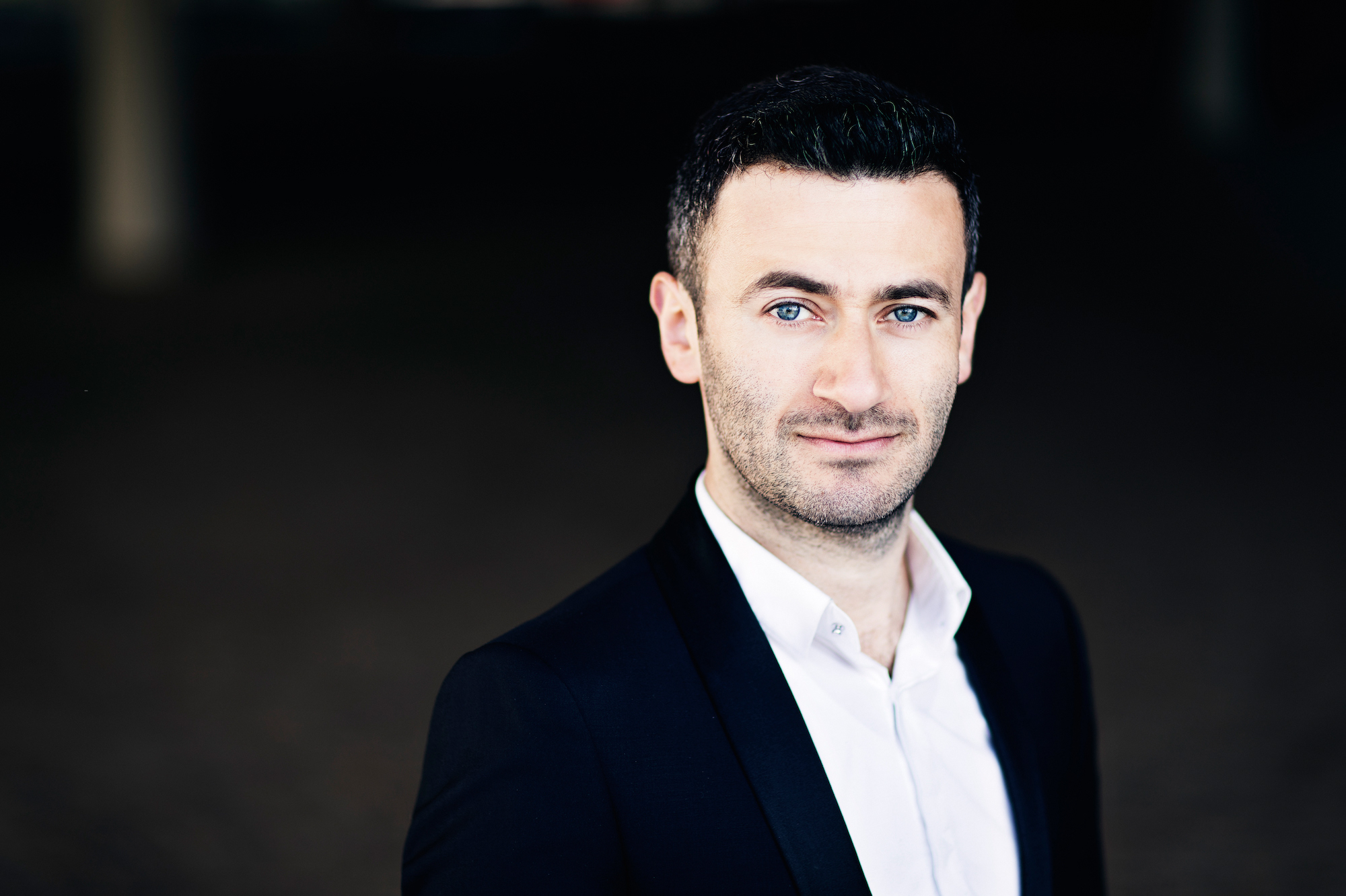 Porträt Boris Kusnezow. Der Pianist Boris Kusnezow begleitet den Joseph Joachim Violinwettbewerb 2024 als Konzertpartner.