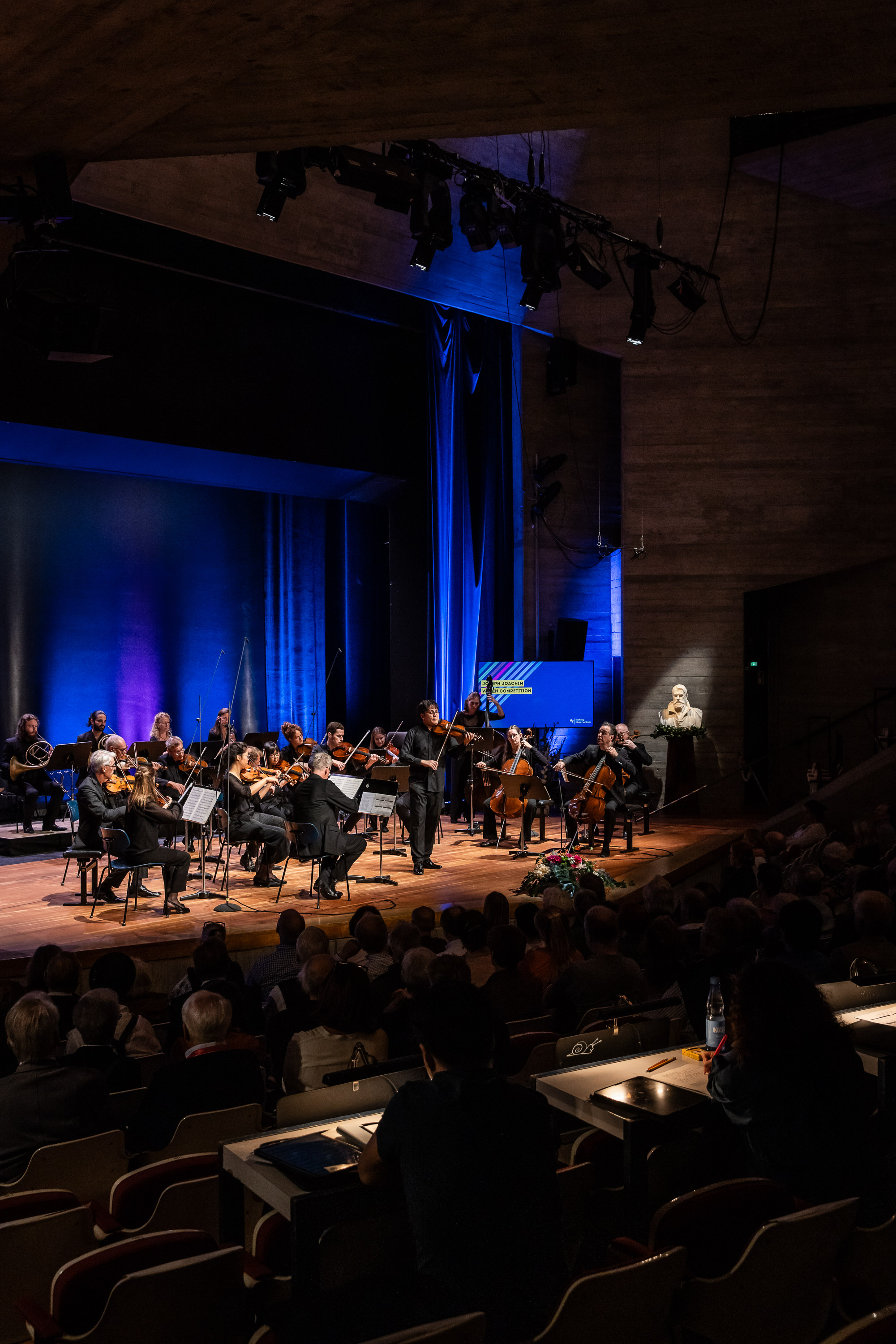 Impression des Semifinale 1: Alexander Won-Ho Kim musiziert mit dem Münchener Kammerorchester