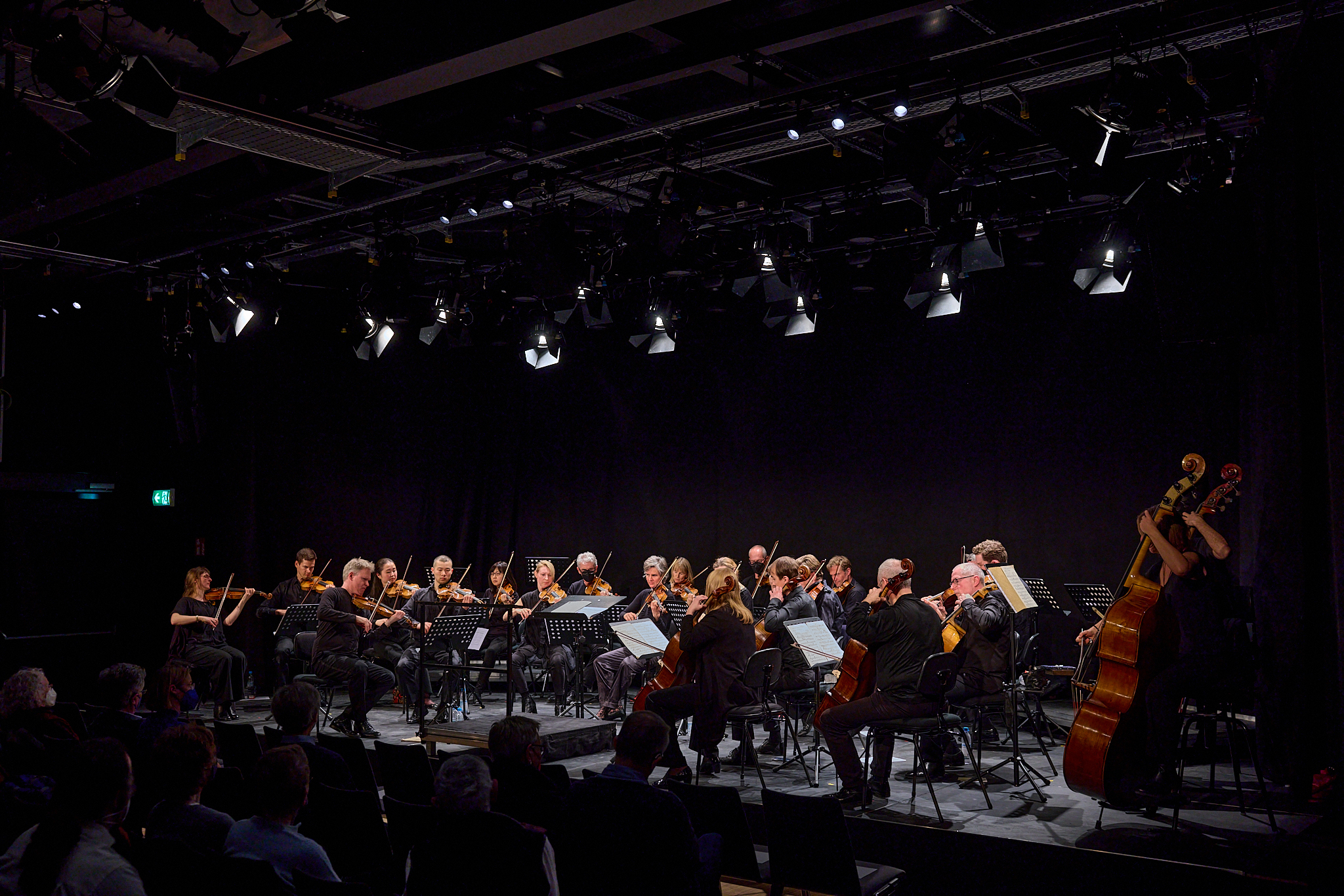Orchesterbild Münchener Kammerorchester MKO unter Leitung von Daniel Giglberger. <br/>Im Gasteig HP8, hier im Saal X, ist das MKO durch seine Zugehörigkeit zum Education-Programm des Gasteig vermehrt zu erleben.