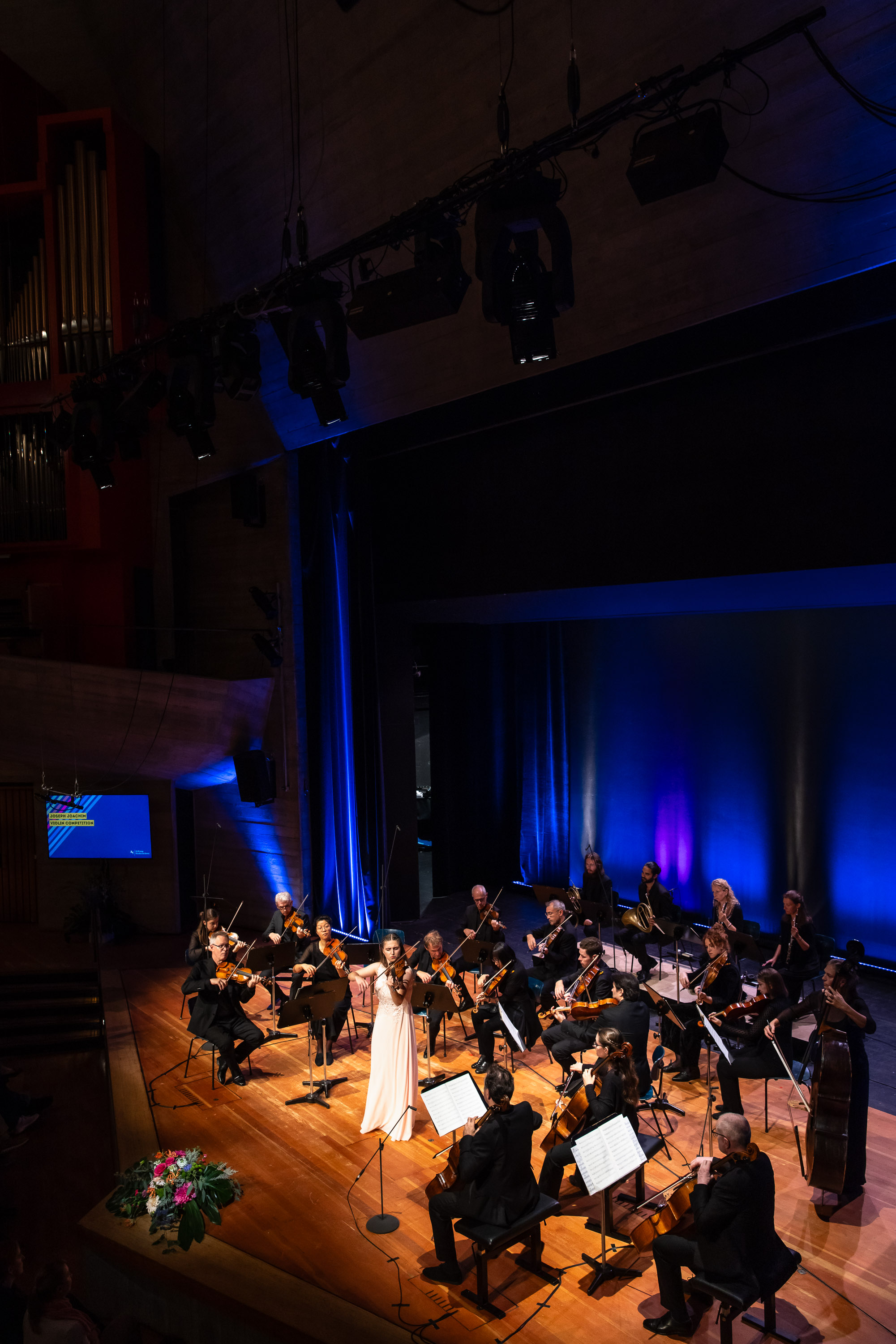 Impression des Semifinale 1: Alexandra Weissbecker musiziert mit dem Münchener Kammerorchester