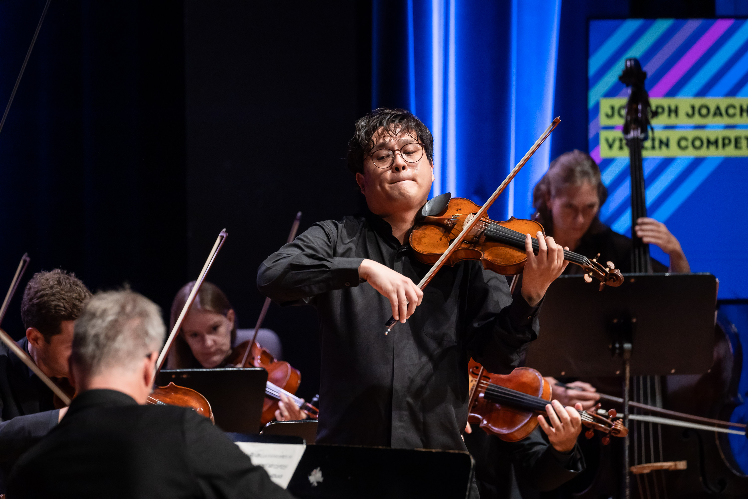Impression des Semifinale 1: Alexander Won-Ho Kim musiziert mit dem Münchener Kammerorchester